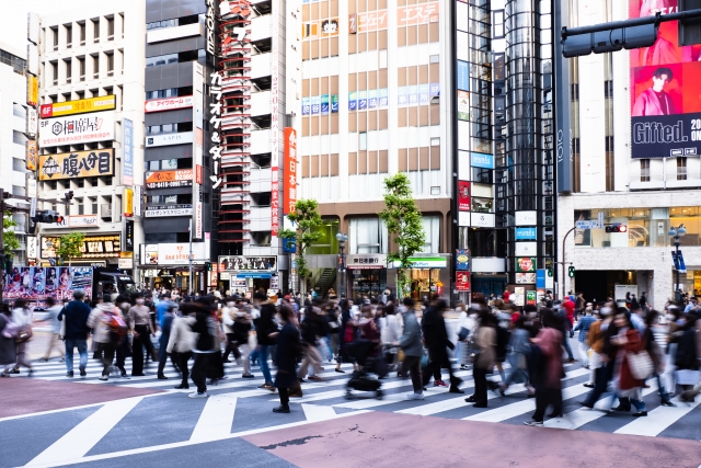 日本政府今天再度對於東京都等13個都、縣發佈了針對新型冠狀病毒（COVID-19或俗稱：武漢肺炎）防疫的「防止蔓延重點措施」警戒，實施期間為21日起至2月13日止共3週。顧慮新冠變異株Omicrom感染力強的特性，同時要維持經濟活動不致受到太大的打擊，針對飲食店營業管制也有因地制宜的方針。